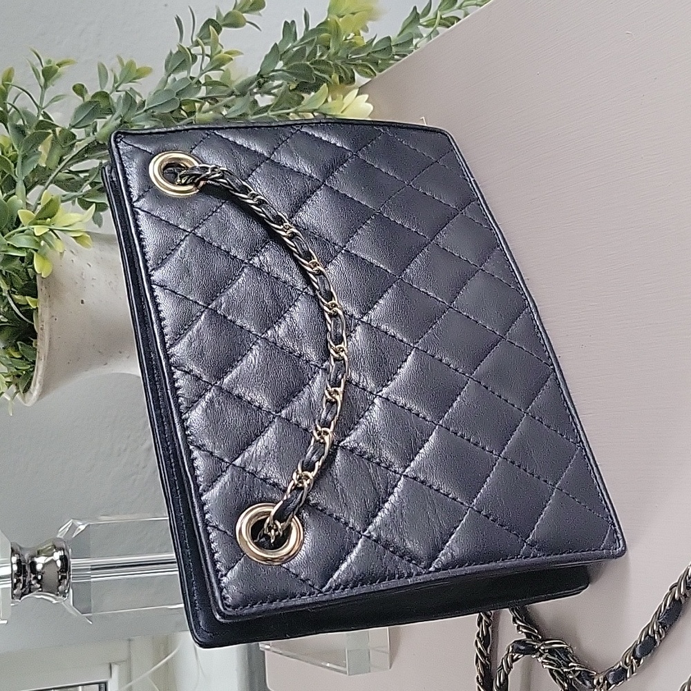 Bloomingdale's Quilted Navy Blue Chain Shoulder Bag - Picture 6 of 12